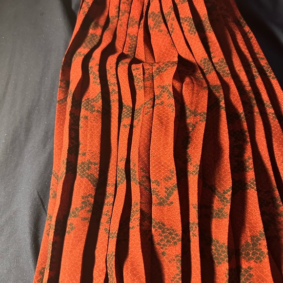 I bought this a while back but it doesn’t fit me and I have never worn it - Picture 5 of 7